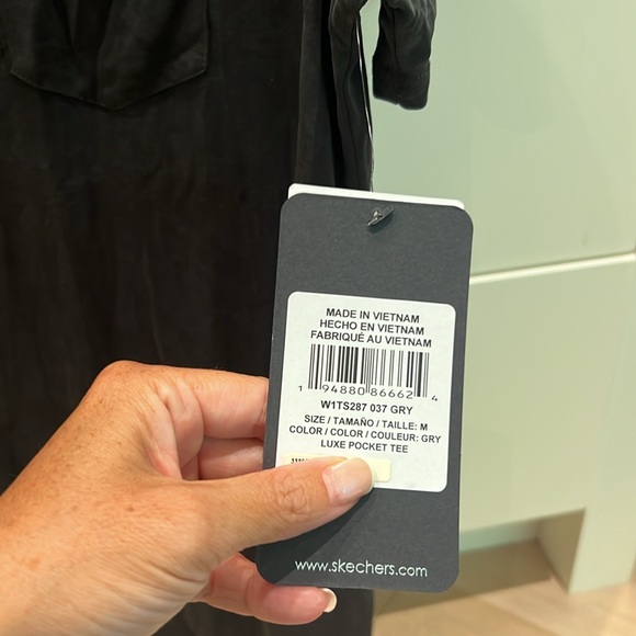 Sketchers vneck tee - Picture 5 of 7